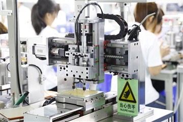 Производственный процесс зарядки пого-пина